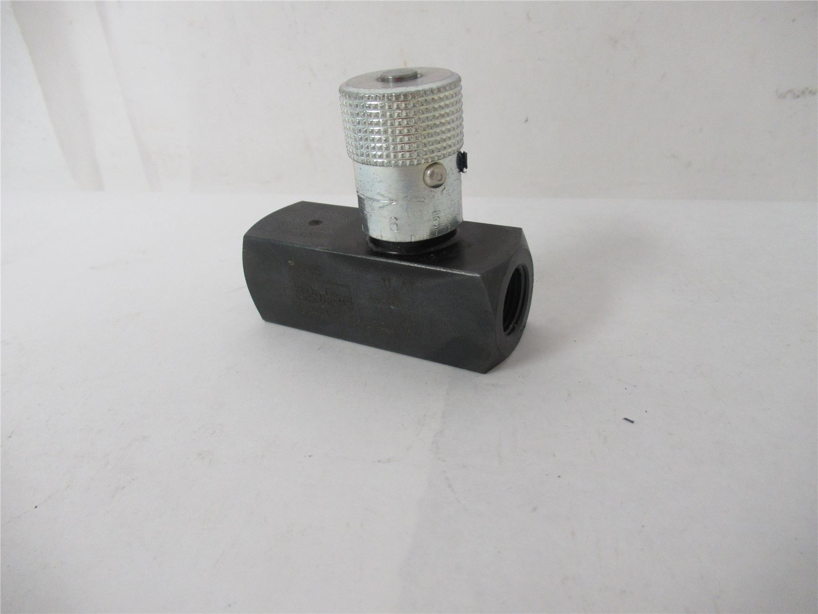 249196 New-No Box; Parker F600S Hydraulic Flow Valve 8 gpm Max Flow 3/8" NPT