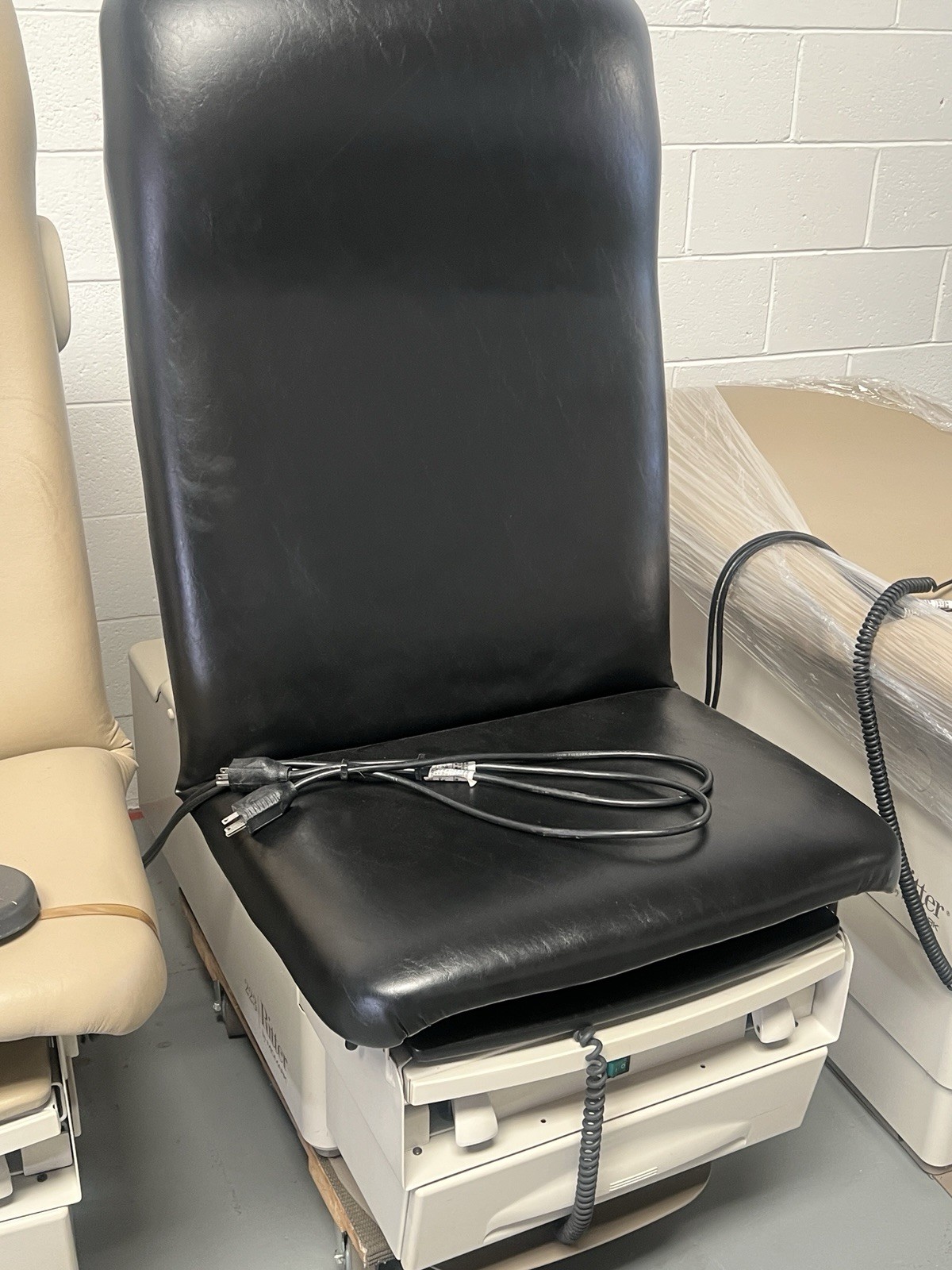 Midmark Ritter 223 Power exam bed Table with Footswitch 223-016