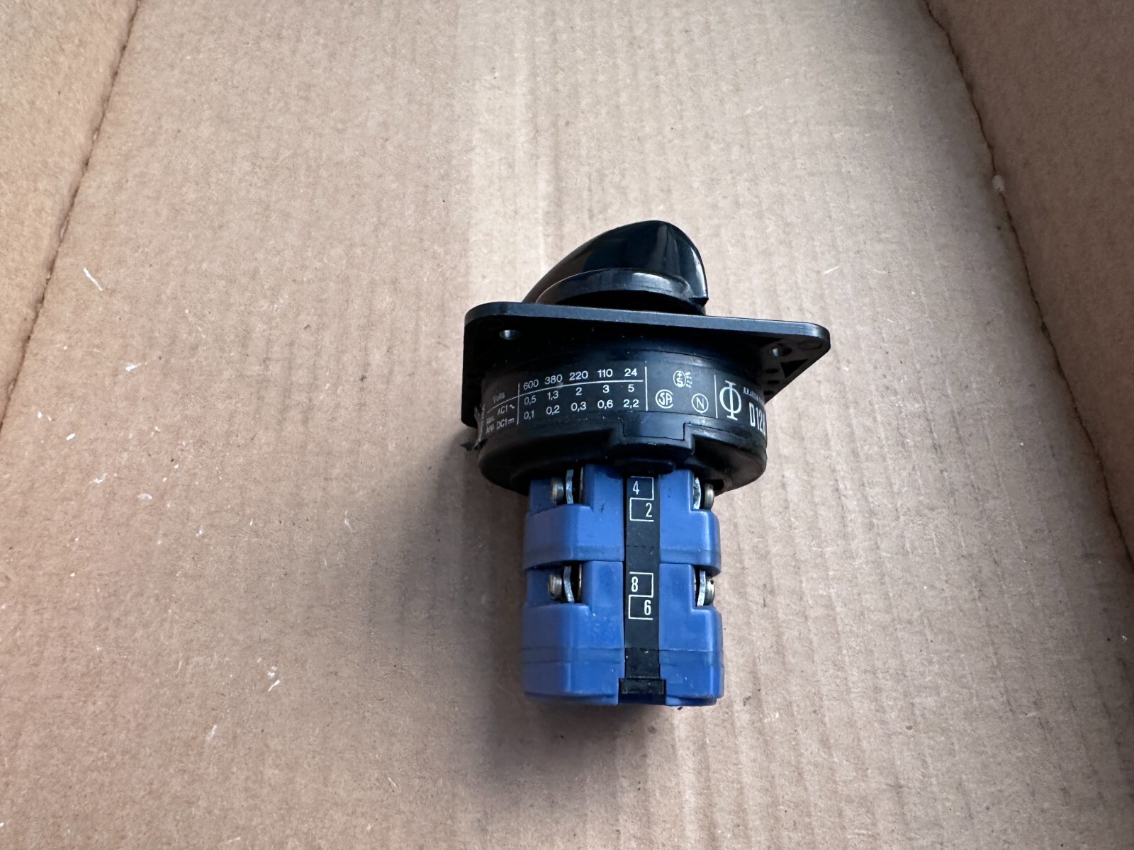 Kraus & Naimer D12B AC4400 - Style MC 8 Position Rotary Switch