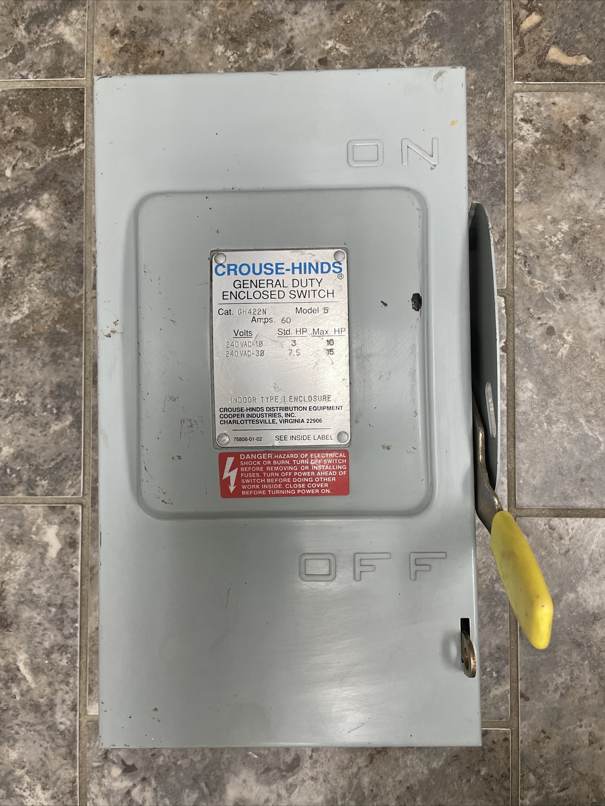CROUSE HINDS GH422N FUSIBLE ENCLOSED SWITCH 60A 240VAC 3 POLE TYPE 1 W/ Neutral