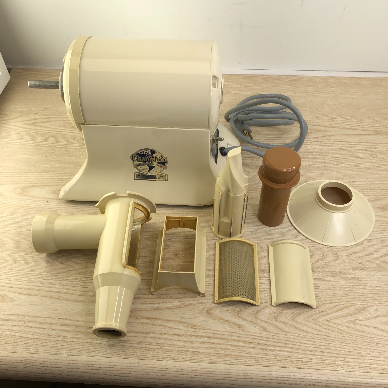 Champion G5-NG-853S Almond Color Juicer with Attachments--Good Clean Condition