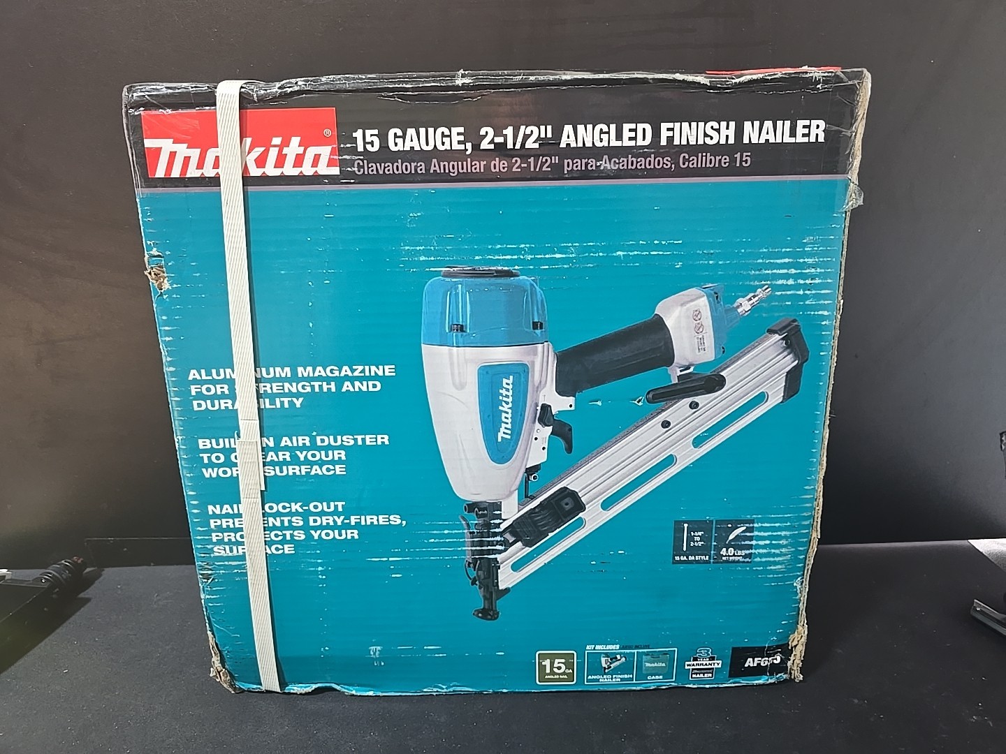 Makita AF635 15ga 2-1/2-Inch Powerful Pneumatic Lock-Out Angled Finish Nailer