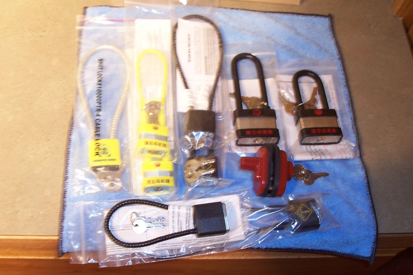TEN GUN TRIGGER LOCKS 7 CABLE ,2 U BOLT & 1 TRIGGER GUARD ALL NEW WITH 2 KEYS EA