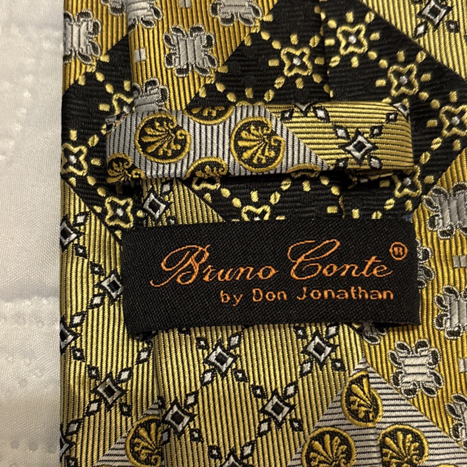 Bruno Conte Men's Patterned Accessory Set Tie Socks Handkerchief Gold & Black