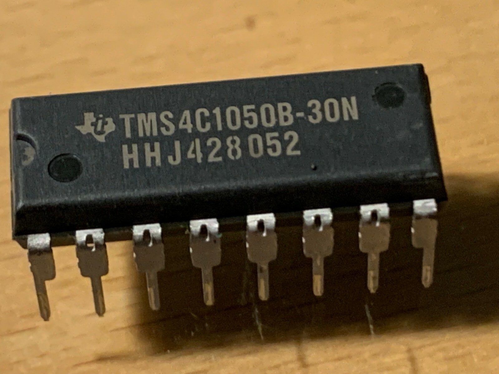TMS4C1050B-30N -  Texas Instruments IC, DIP-16.