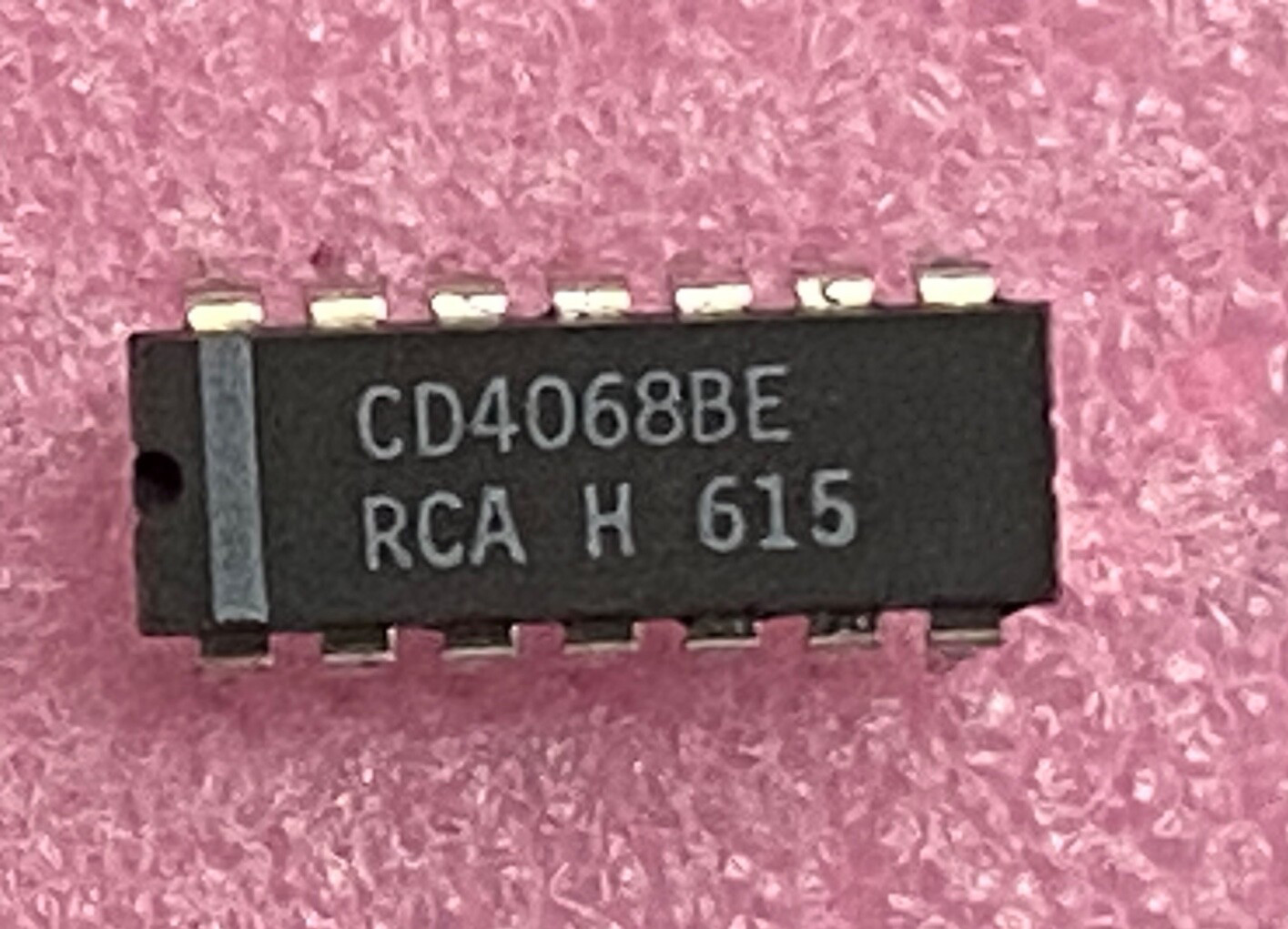 RCA CD4068BE 8-input NAND gate Integrated Circuit