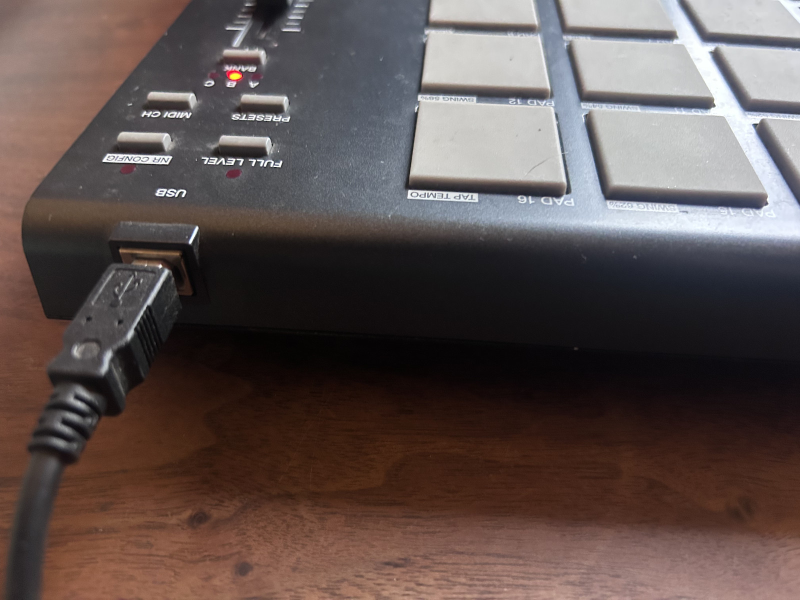 AKAI Professional MPD18 Compact USB MIDI Pad Controller With Cable