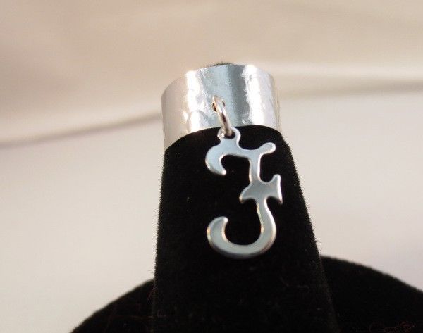 14KT WHITE  GOLD EP  DANGLE INITIAL F TOE RING IN A HAMMERED RING