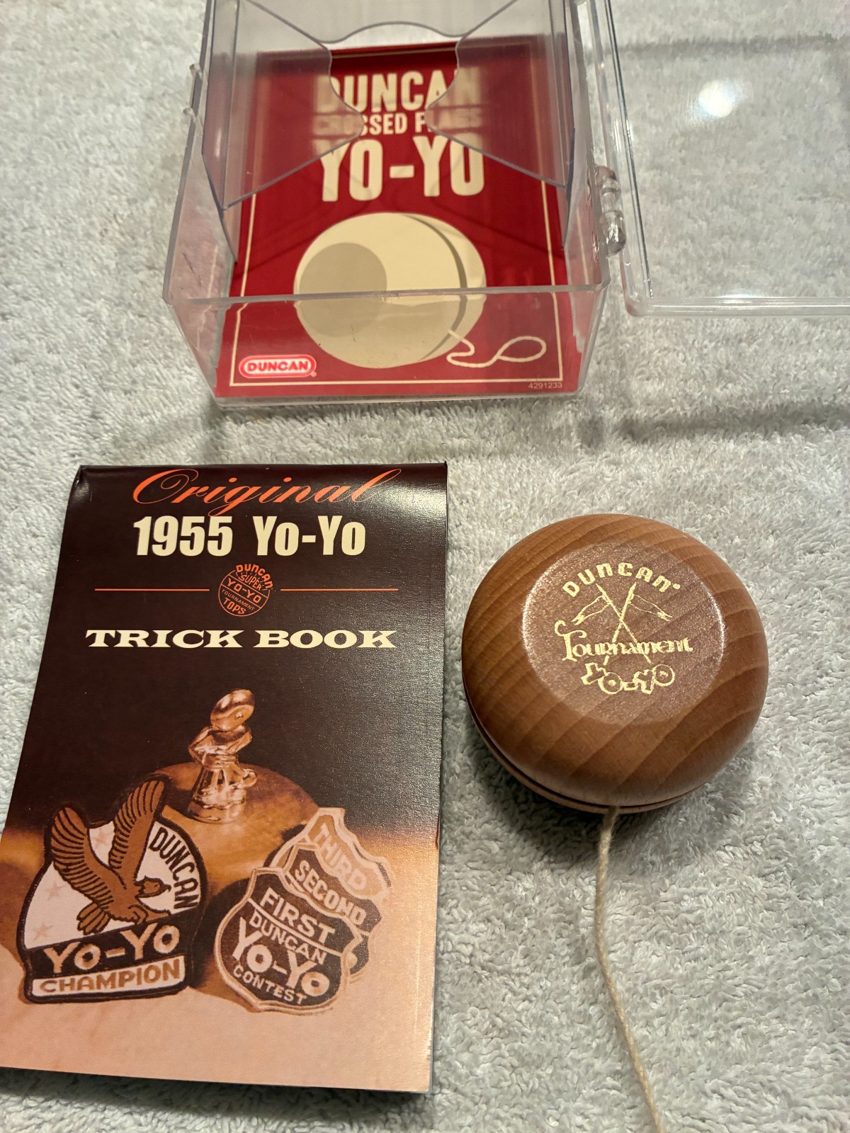 Duncan Tournament Crossed Flags Yo-Yo w/1955 Yo-Yo Trick Book