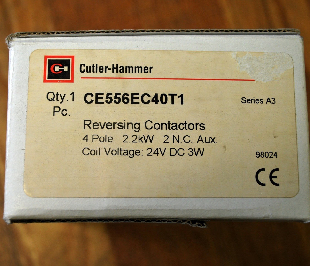 Cutler Hammer CE556EC40T1 Series A3 Reversing Contactor, 4 Pole 2.2kW - NEW