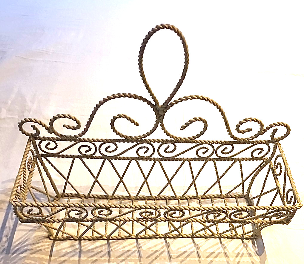 Cottage Twisted Wire Iron Wall Rack Hanging Basket