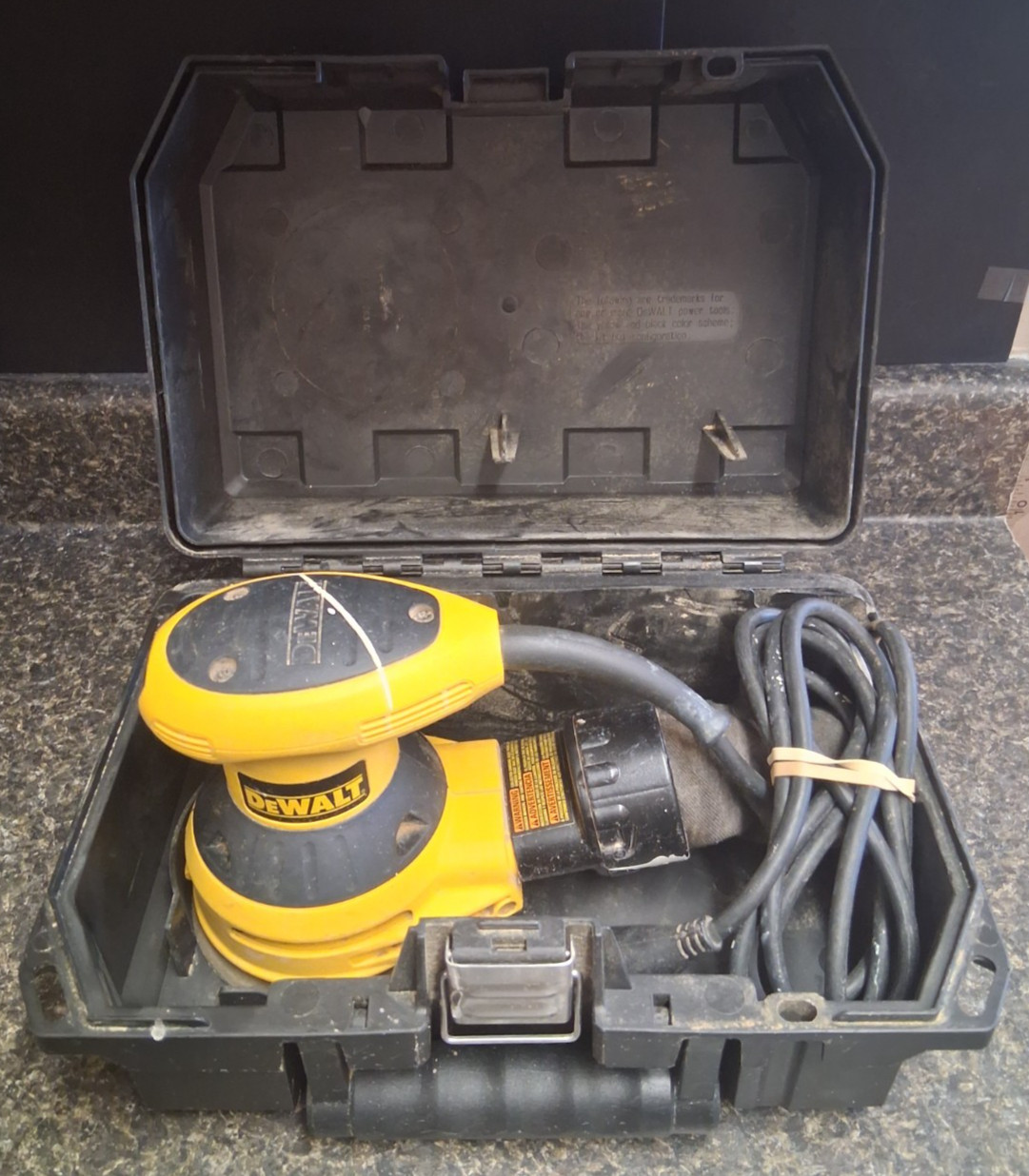 (RI4) Dewalt D26451 5" Corded Orbital Sander With Cloth Dust Bag & Carry Case