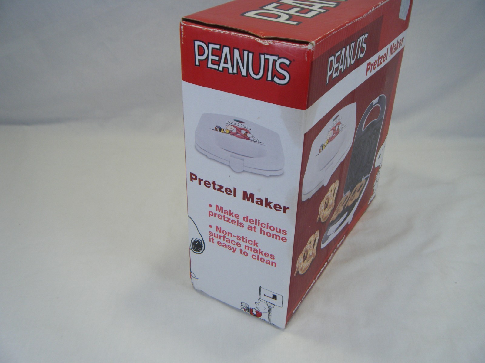 NEW Peanuts Snoopy Pretzel Maker Vintage Kitchen Appliance w Box