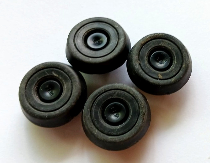 Yamaha Rubber Foot Pads for Many 61-Key Yamaha Keyboards, Four Replacement Feet.