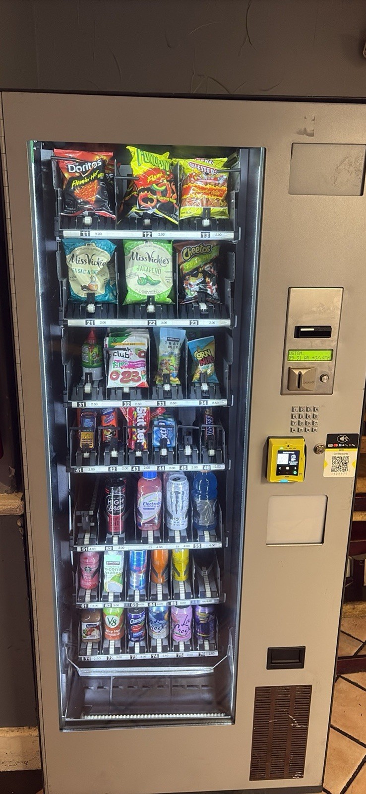 Combo refrigerated vending machine