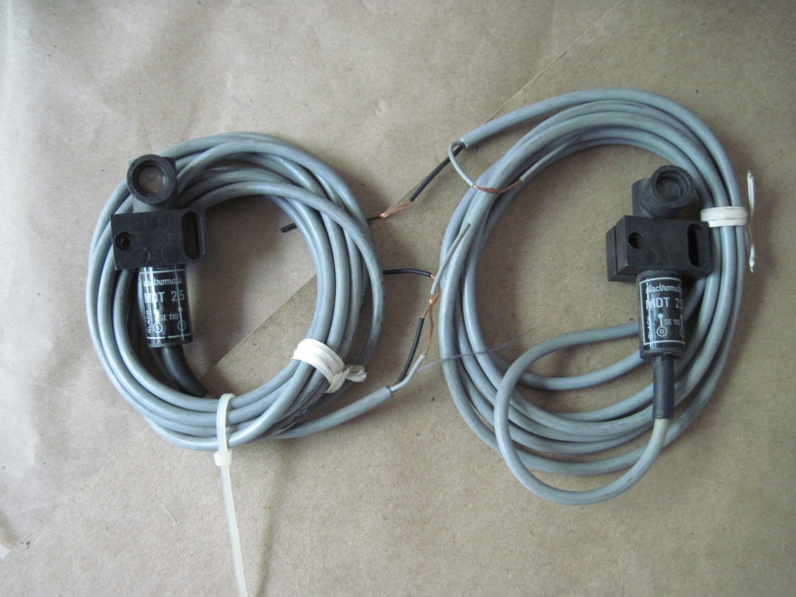 Lot of 2 Electromatic Photoelectric Sensors / Emitters, MDT 2.5