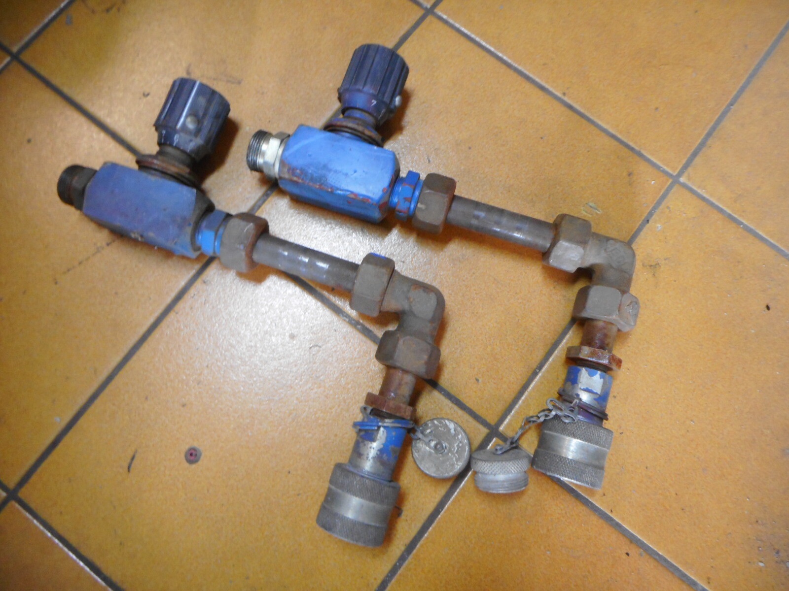 FLUTEC HYDRAULIC NEEDLE VALVE and Self Seal Coupling -- Qty of 2 -- DV12
