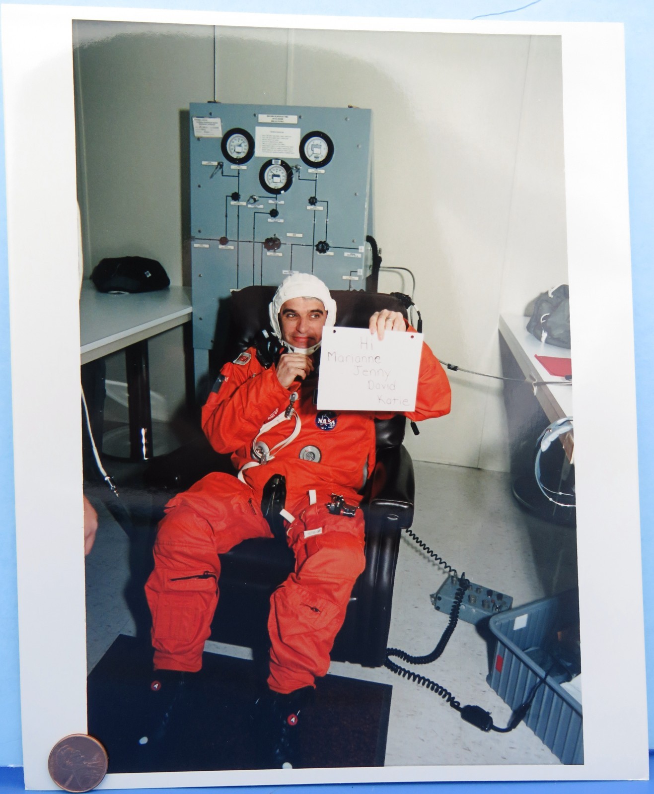 NASA PRESS PHOTO vtg STS-59 Endeavour Astronaut GUTIERREZ Dons Launch Suit #527