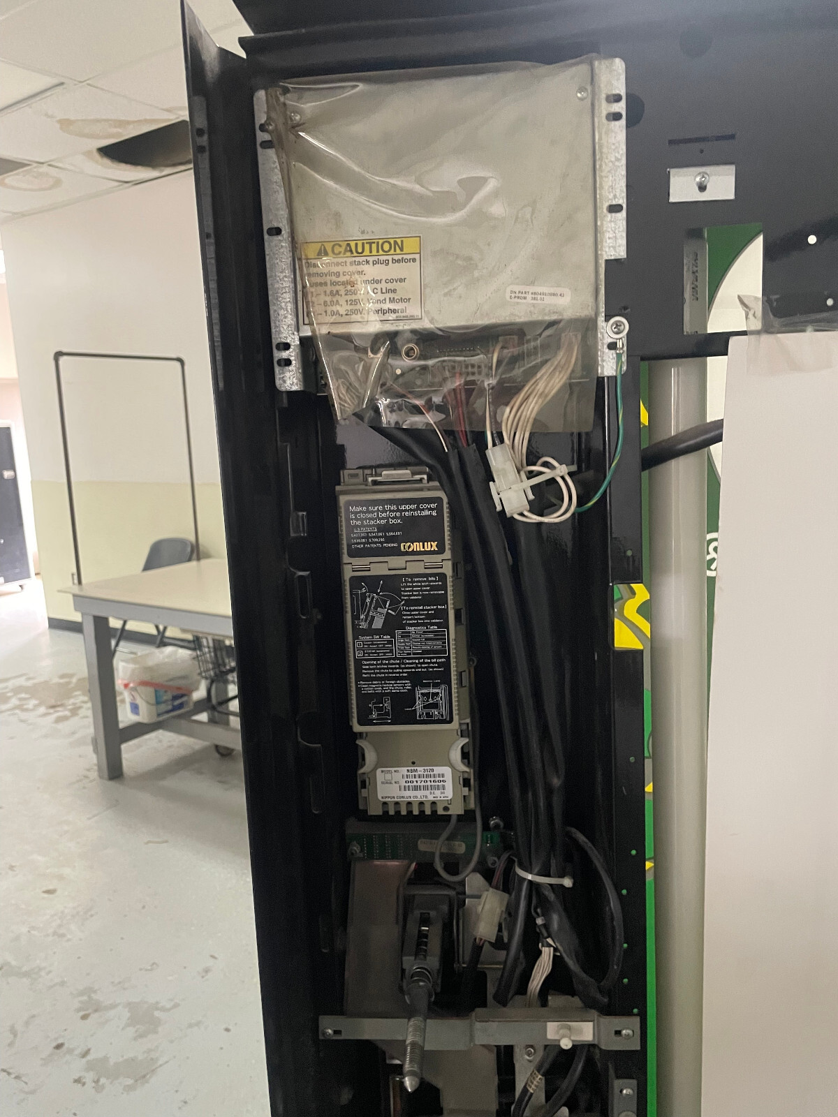 Dixie-Narco 501E Vending Machine, Soda/Drink