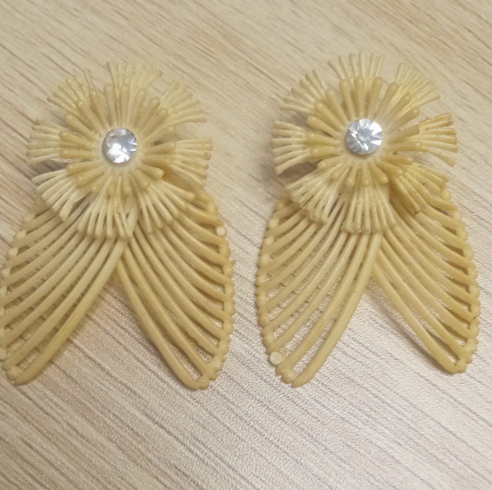 Vintage Ivory Plastic Flower Clip-On Earrings Glass Center Fashion Jewelry