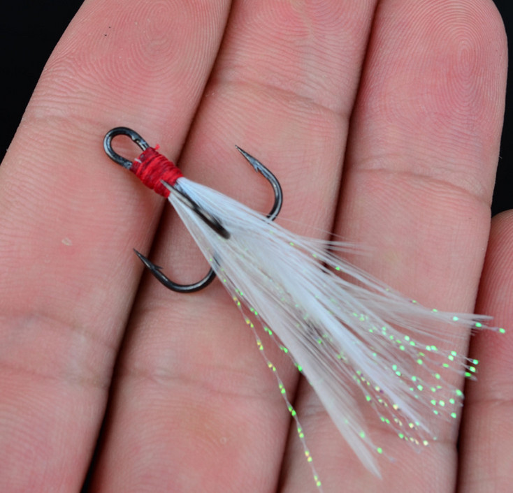 50pcs Lot Treble Hooks with Feather 2/4/6/8/10# Fishing Tackle for Minnow baits