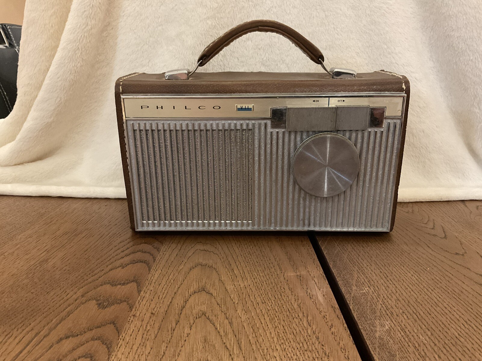 vintage philco radio Model T702-124 - 1960