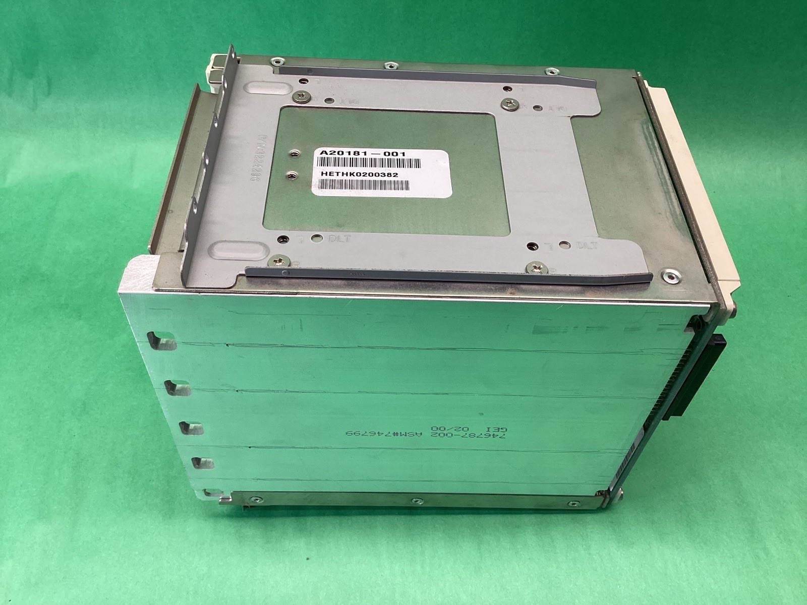 Intel ? Internal Hot Swap 5 SCSI Drive Bays & RAID ? Controller Card - UNTESTED