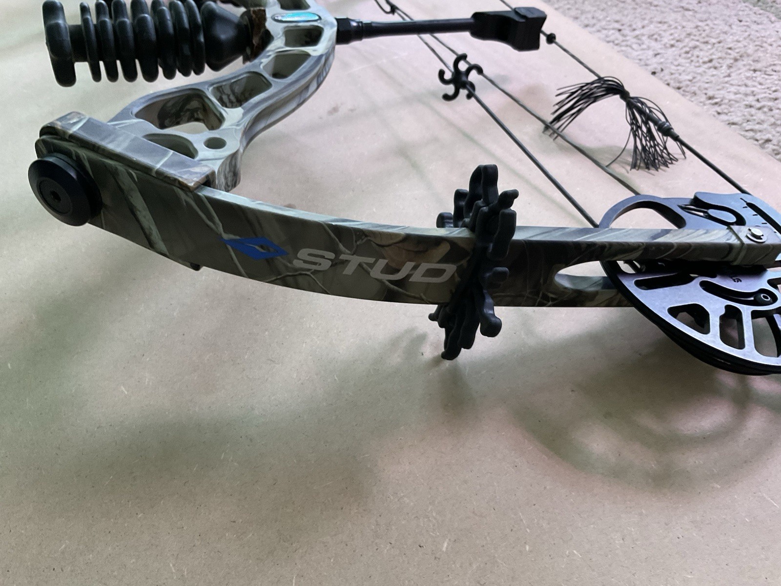 DIAMOND ARCHERY STUD RH BOW
