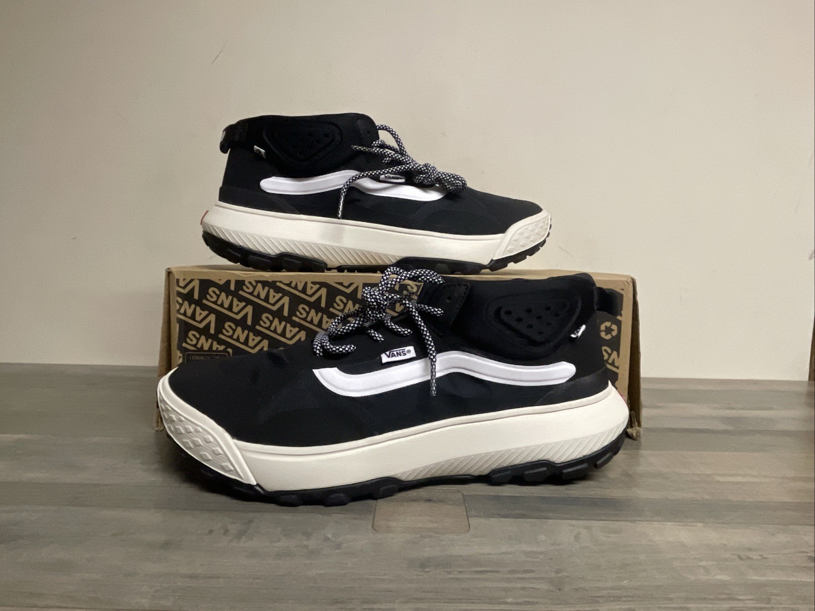 Vans MTE Cross Path Mid Black/White Sneakers Hiking Shoes Men's Size 11 NEW