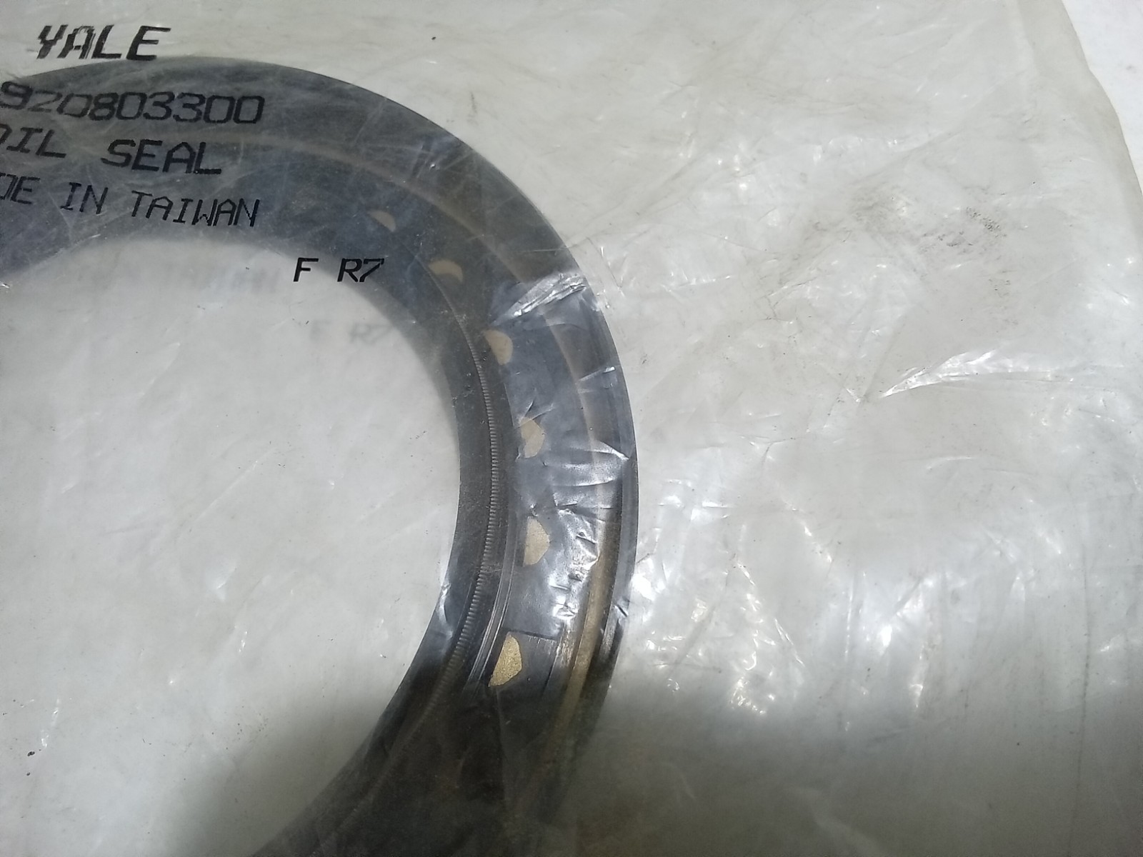 YALE 920803300 OIL SEAL (E12B3)