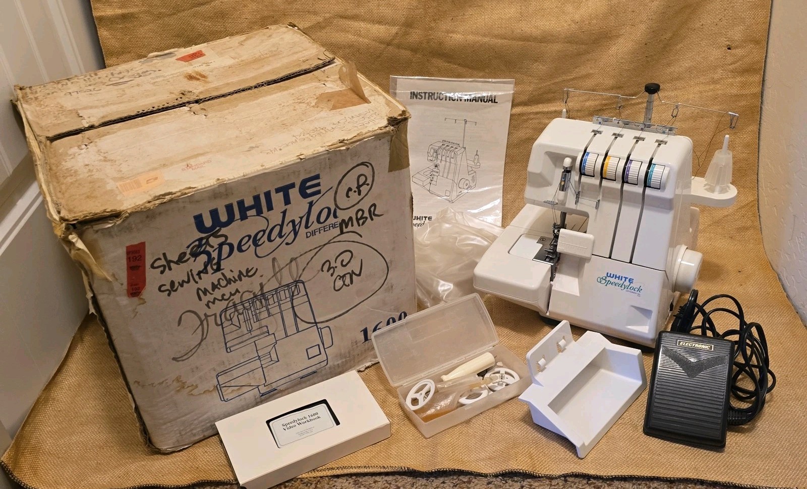 White Speedylock Serger Overlock Sewing Machine 1600 Differential Feed