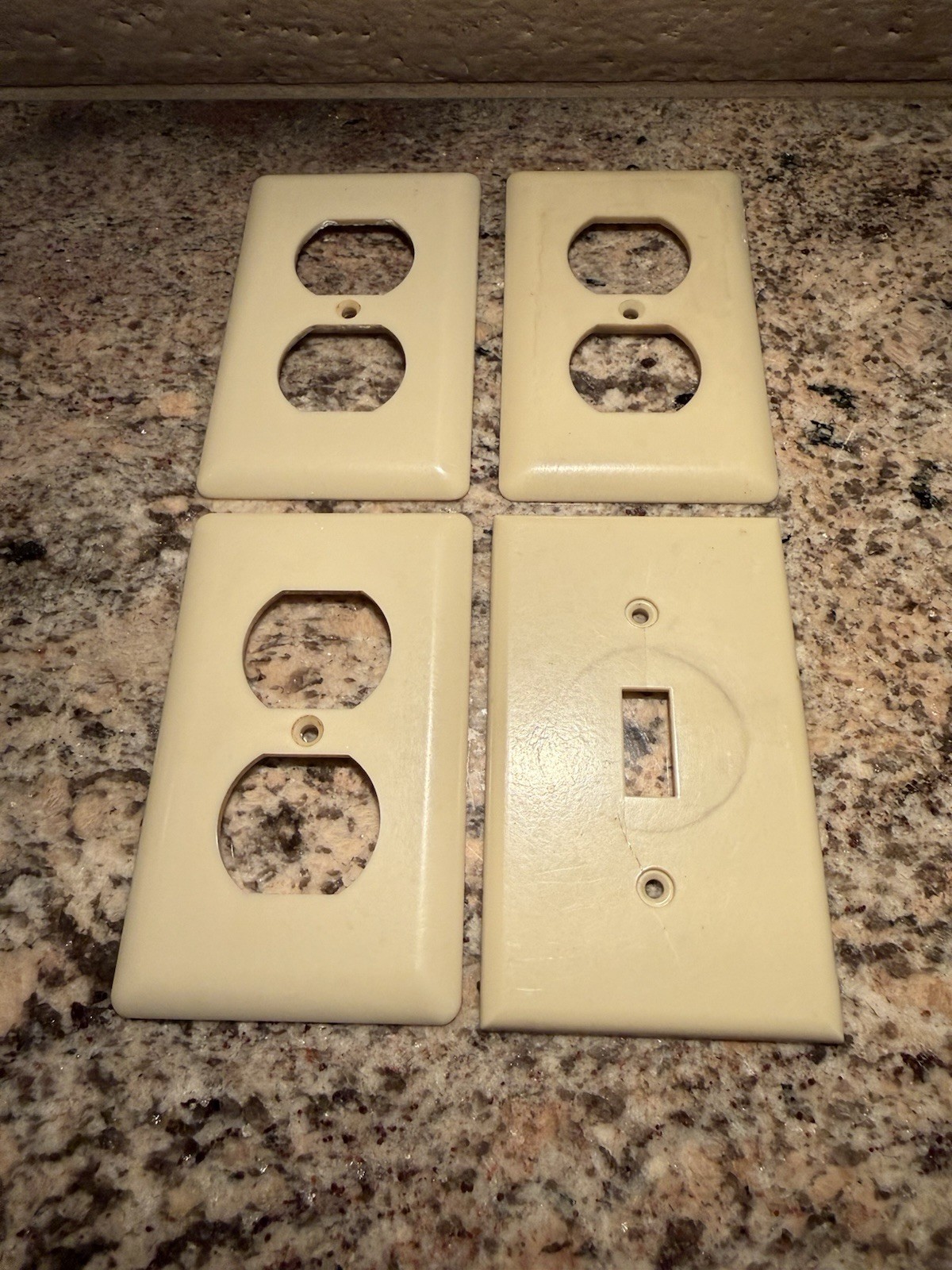 Lot of Vintage Ivory/Cream Switchplate Cover x1  & GE Outlet Covers x3   Z