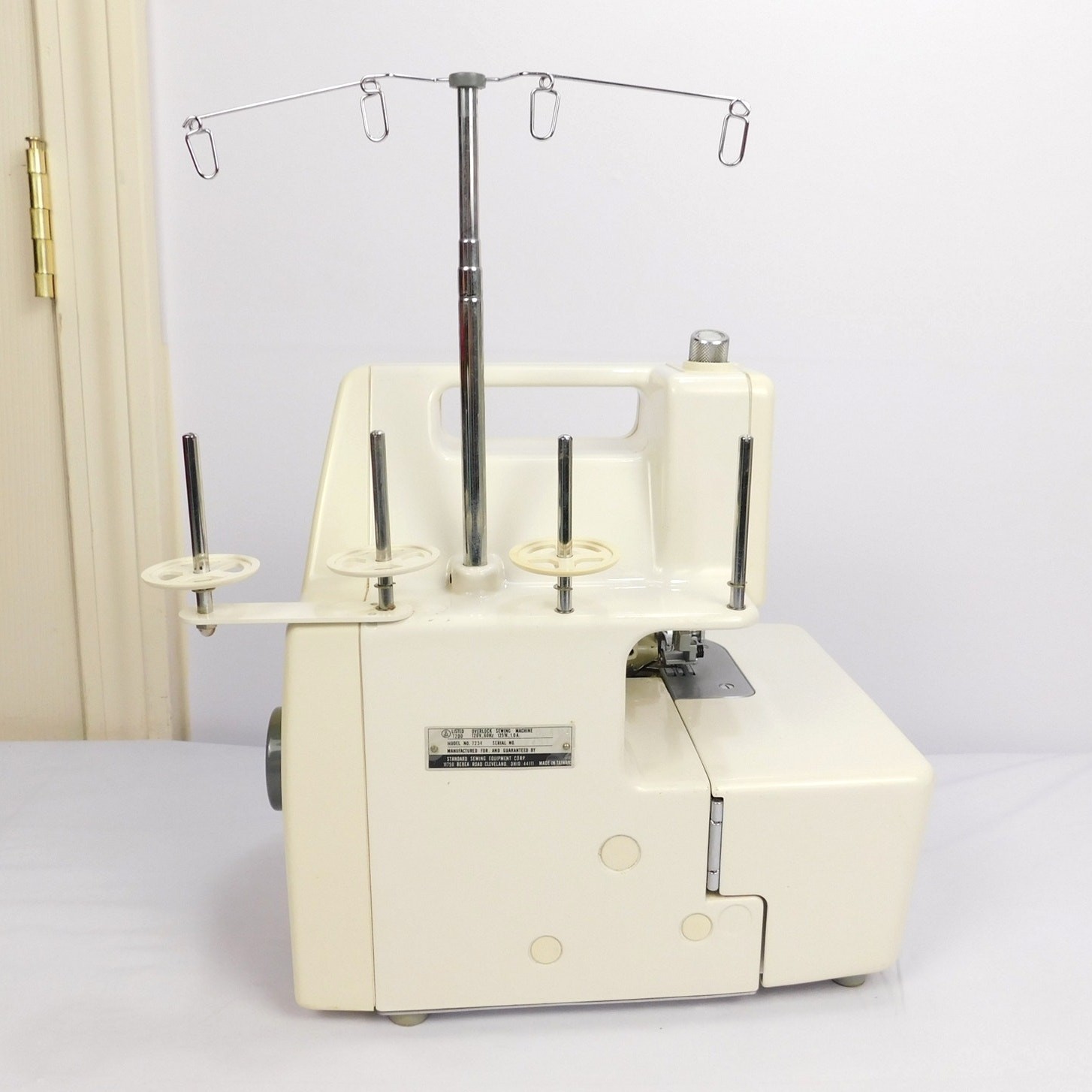 White SpeedyLock 7234 Serger Overlock Sewing Machine Tested Serviced w/ Pedal