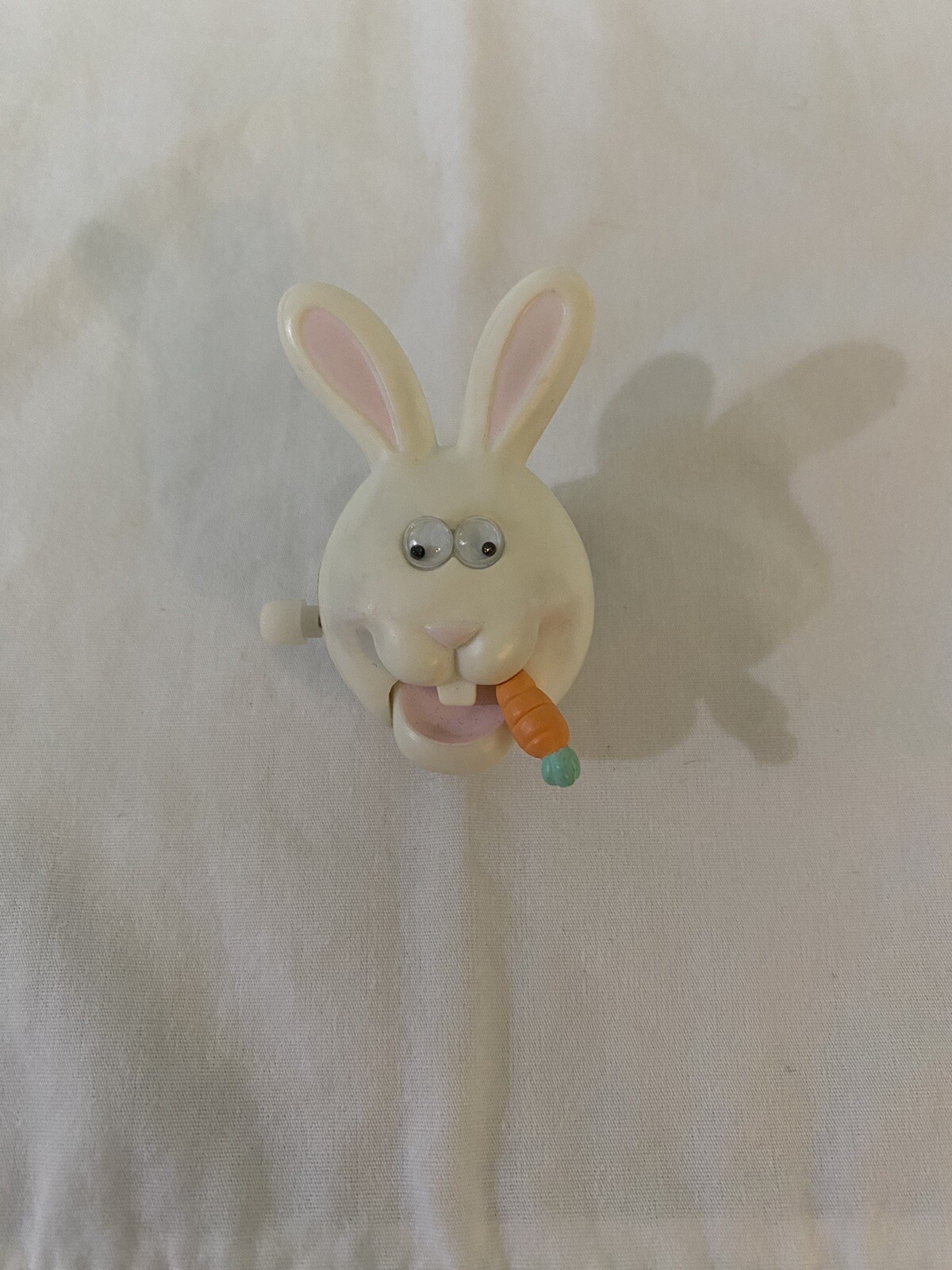 Hallmark WIND UP BUNNY Rabbit GOOGLY Eyes 1987 Lapel Pin. Works