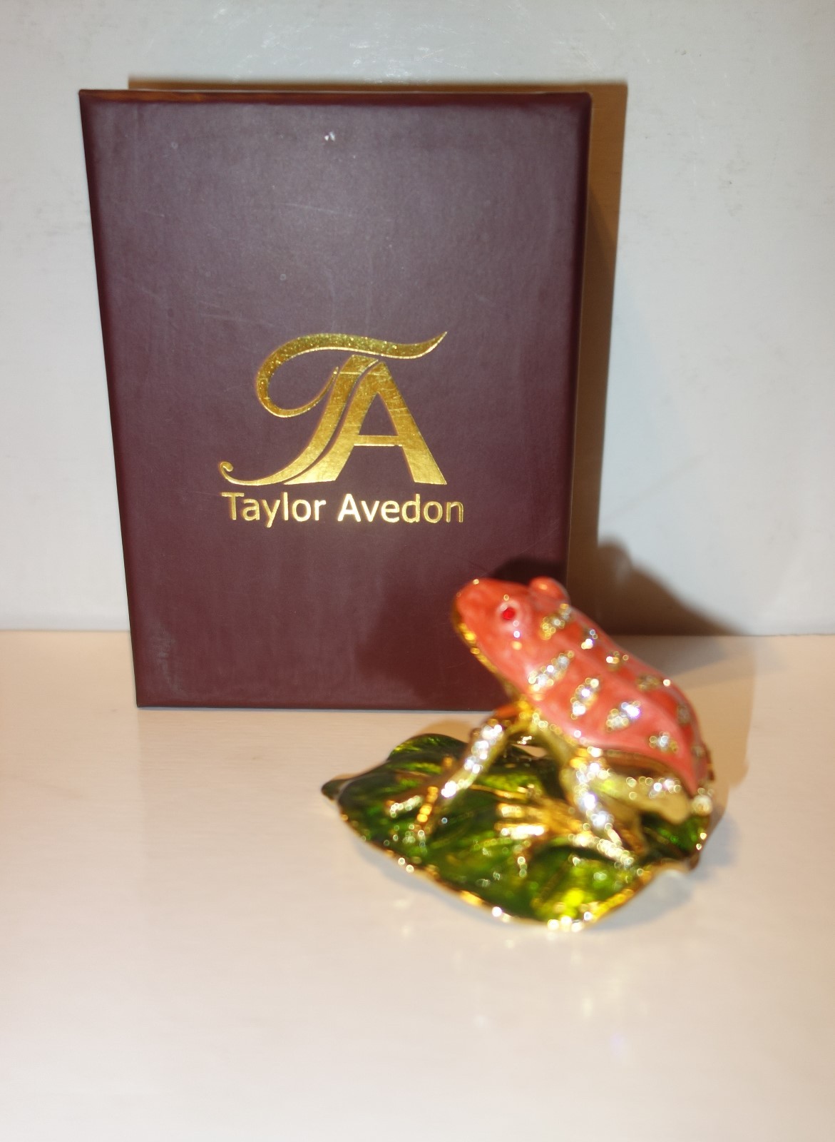 Taylor Avedon Collectible Frog On Lotus Leaf Treasure Chest new + box $140