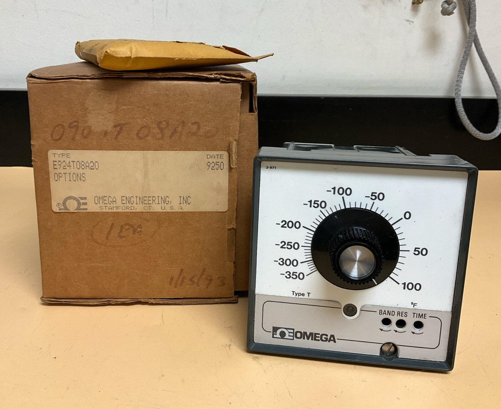 Omega Engineering Type T Temperature Controller E924-T08-A20
