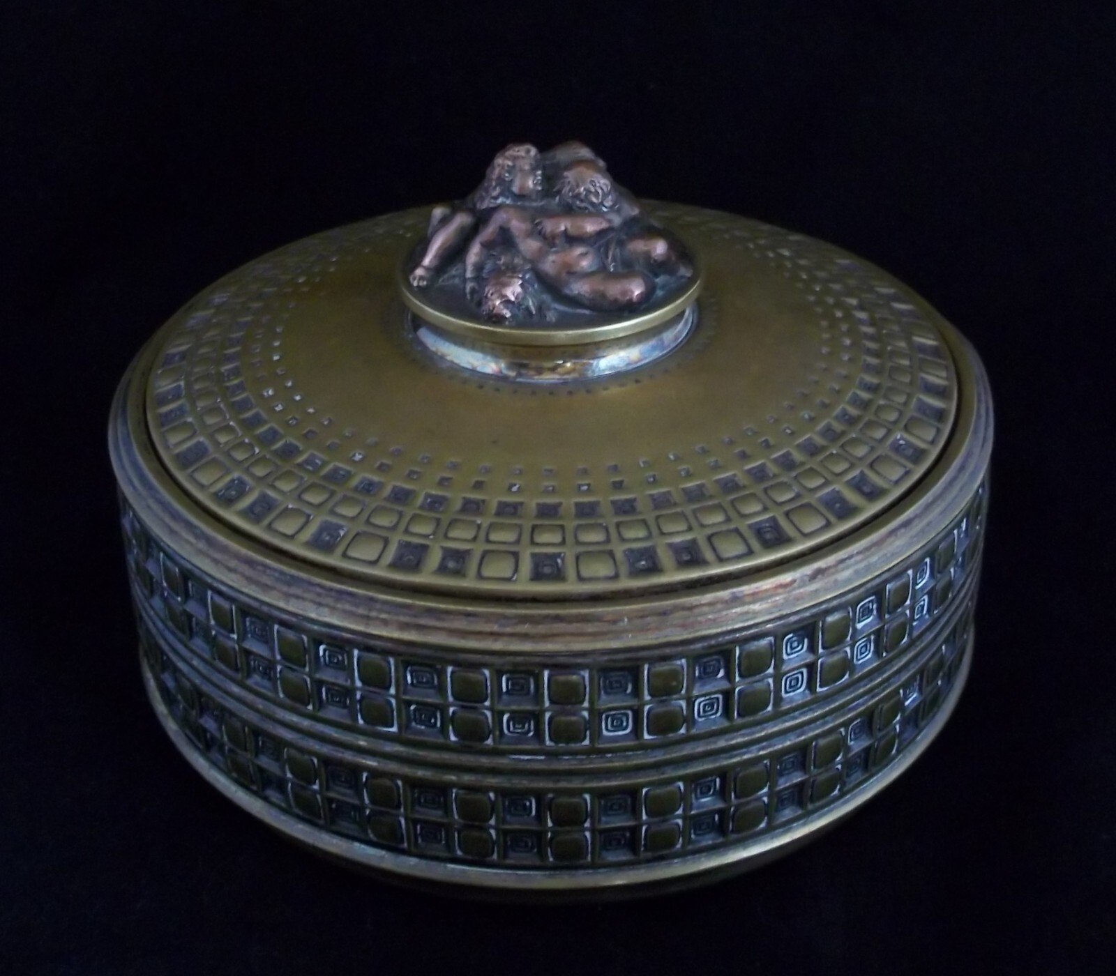 WIENER WERKSTATTE ERA FIGURATIVE CHOCOLATE BOX SLEEPING PUTTI WITH DOG C.1910