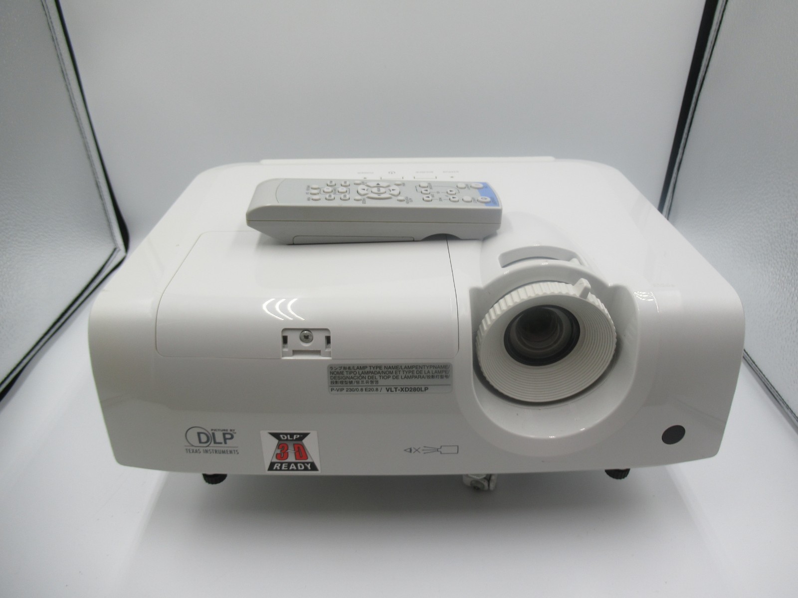 Mitsubishi XD280U-G DLP Projector W/ Remote