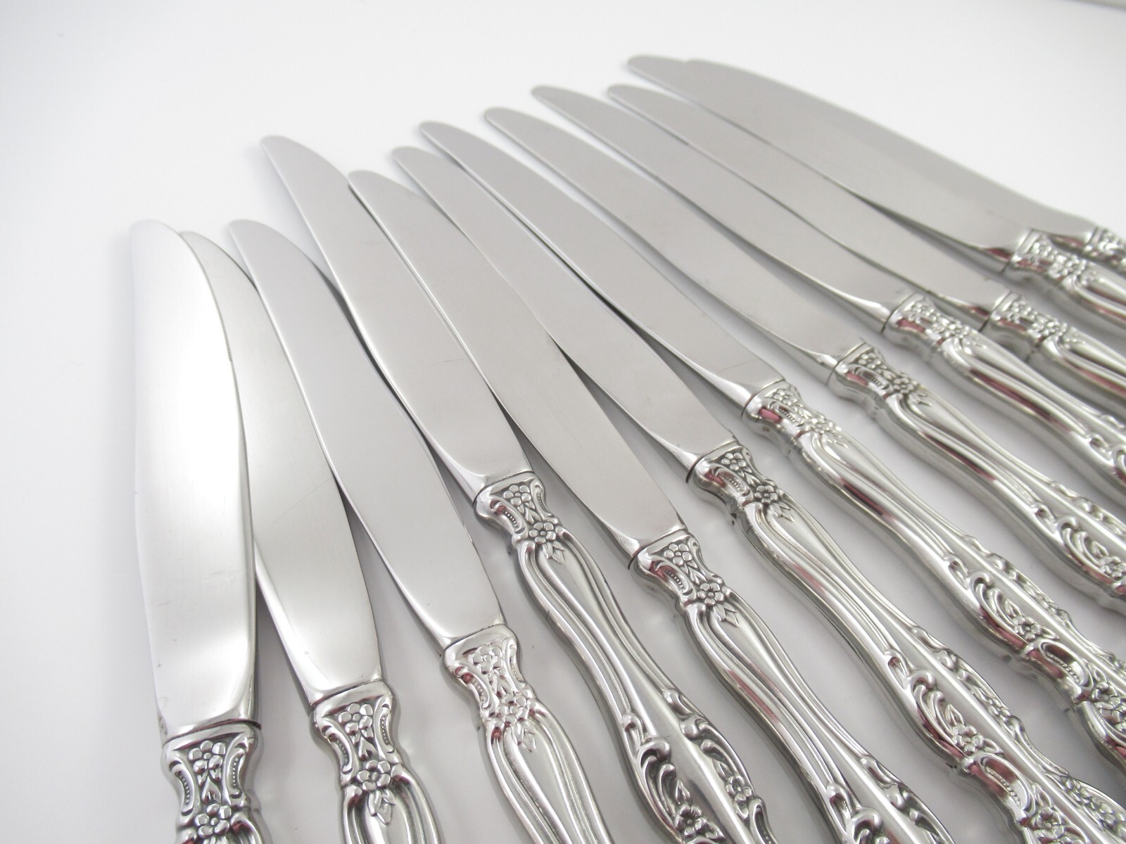 Oneida Heirloom MICHELANGELO 12 Dinner Knives Glossy Stainless Flatware