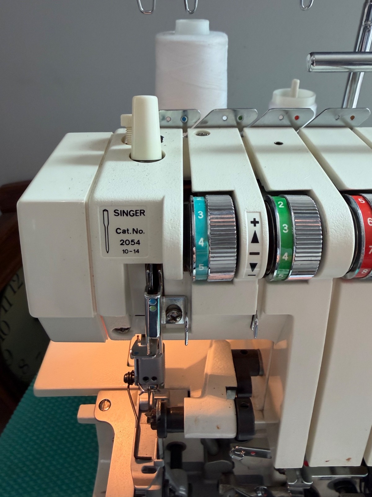 SINGER QuantumLock 14U Serger Sewing Machine - Working - Missing Cylinder Cover