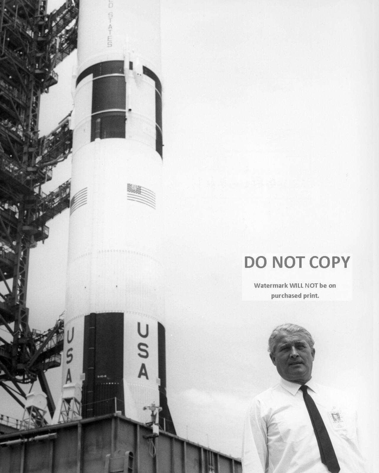 WERNHER VON BRAUN IN FRONT OF THE APOLLO 11 SATURN V - 8X10 NASA PHOTO (DA-363)