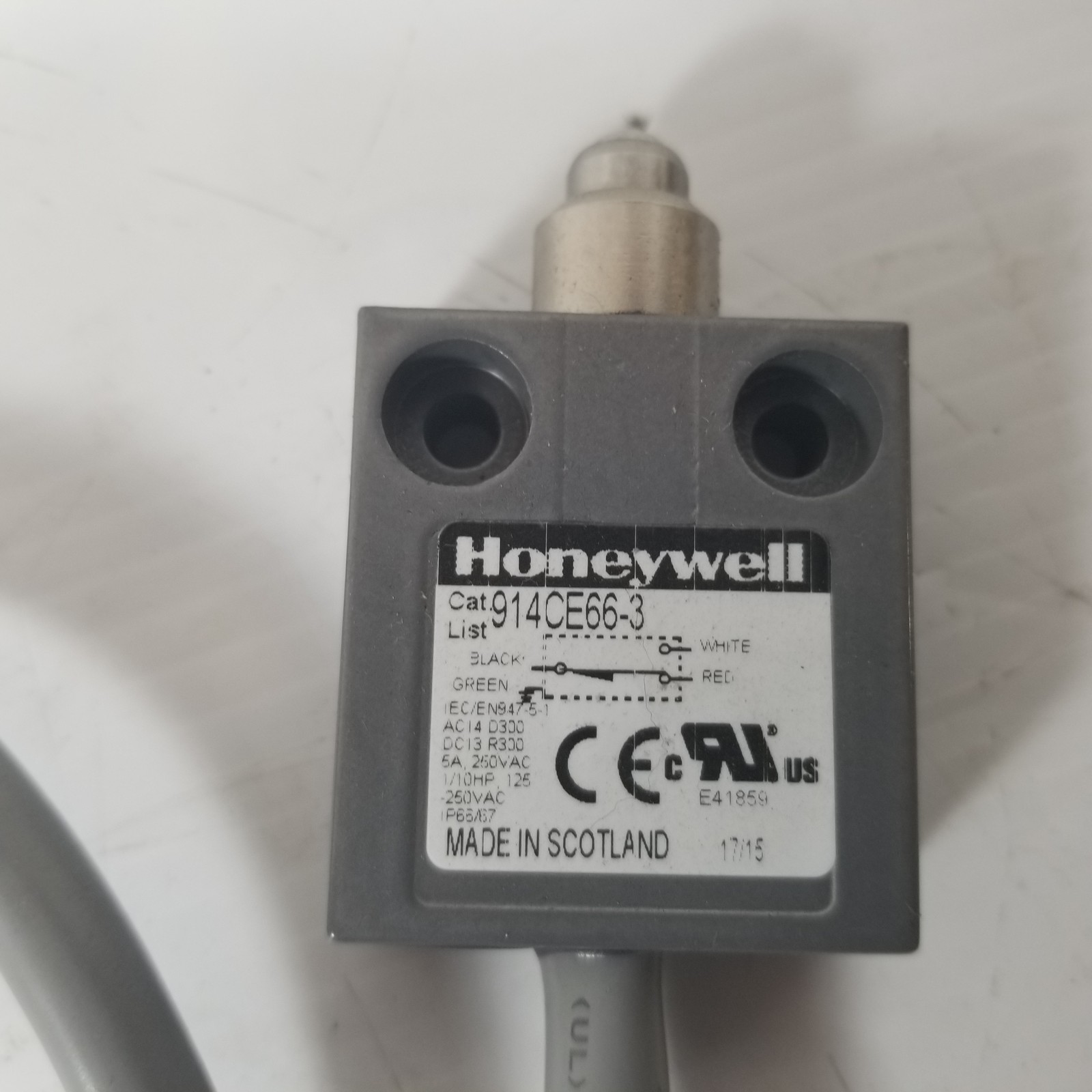 Honeywell 914CE66-3 Plunger Style Microswitch Switch