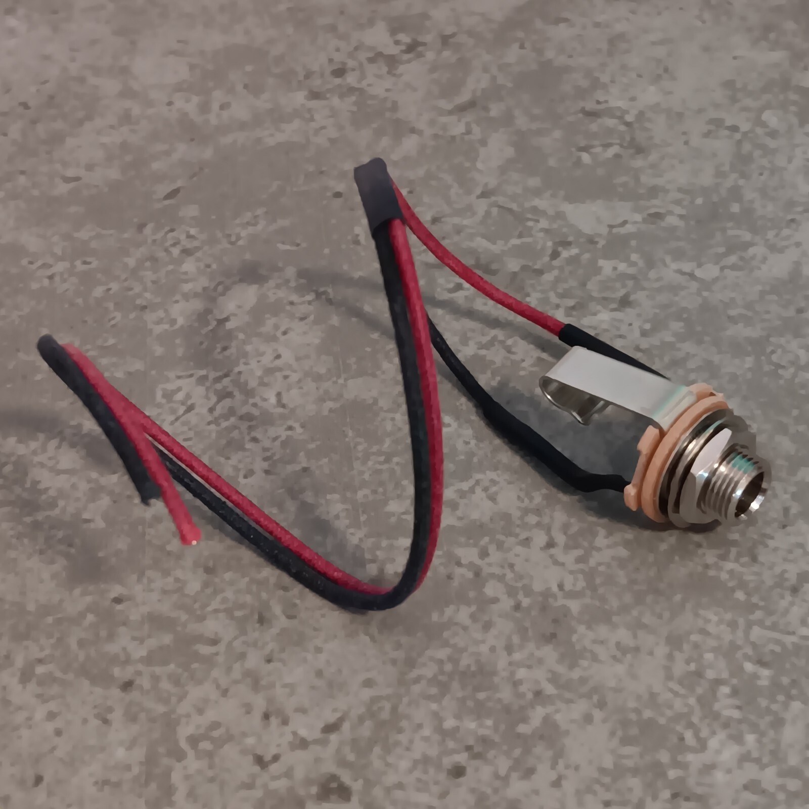 SWITCHCRAFT Prewired #11, 1/4" Mono OUTPUT JACK w/10" Gavitt Pushback Wire Leads