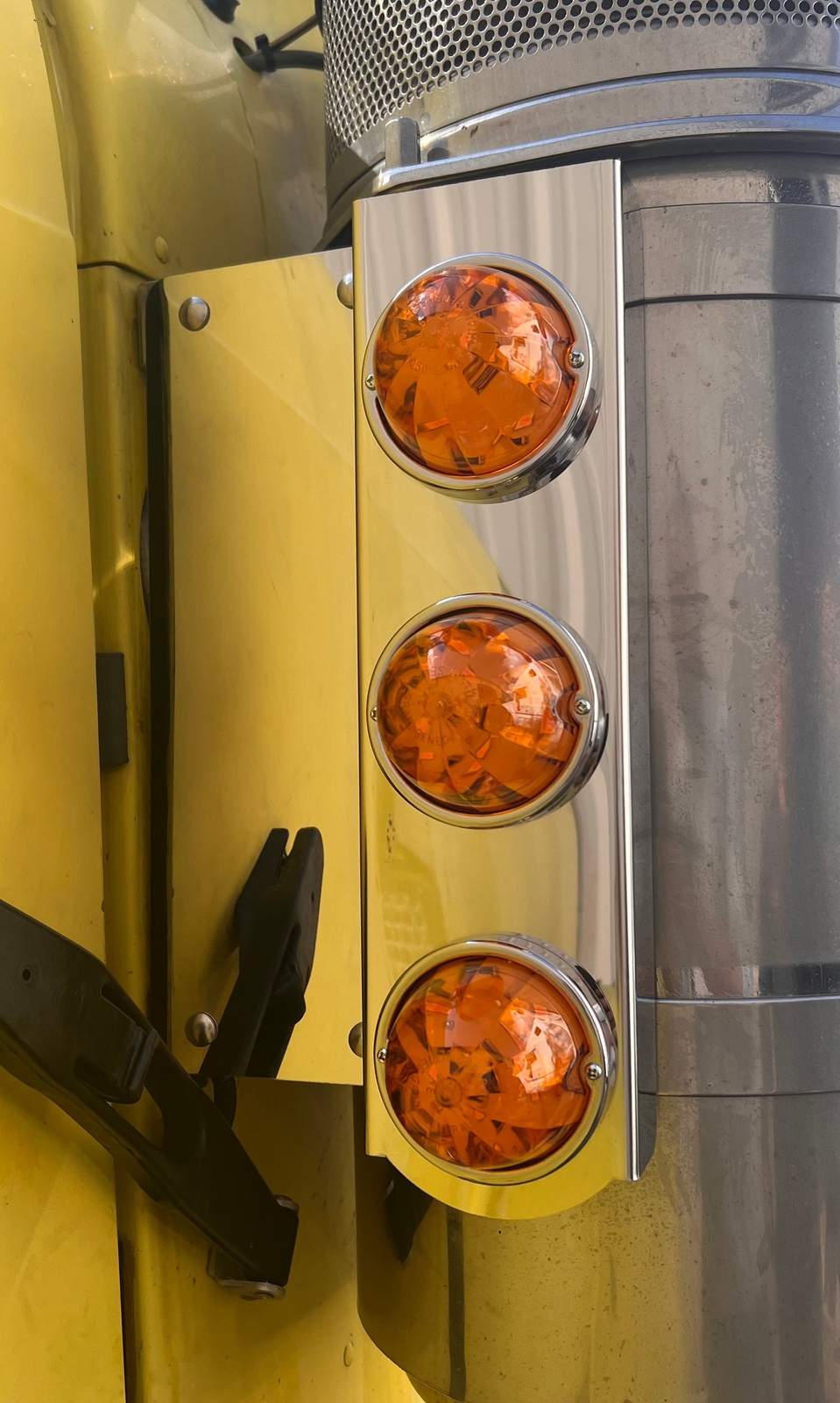 Freightliner Classic Air Filter cleaner light brackets 3 lights Style Set |