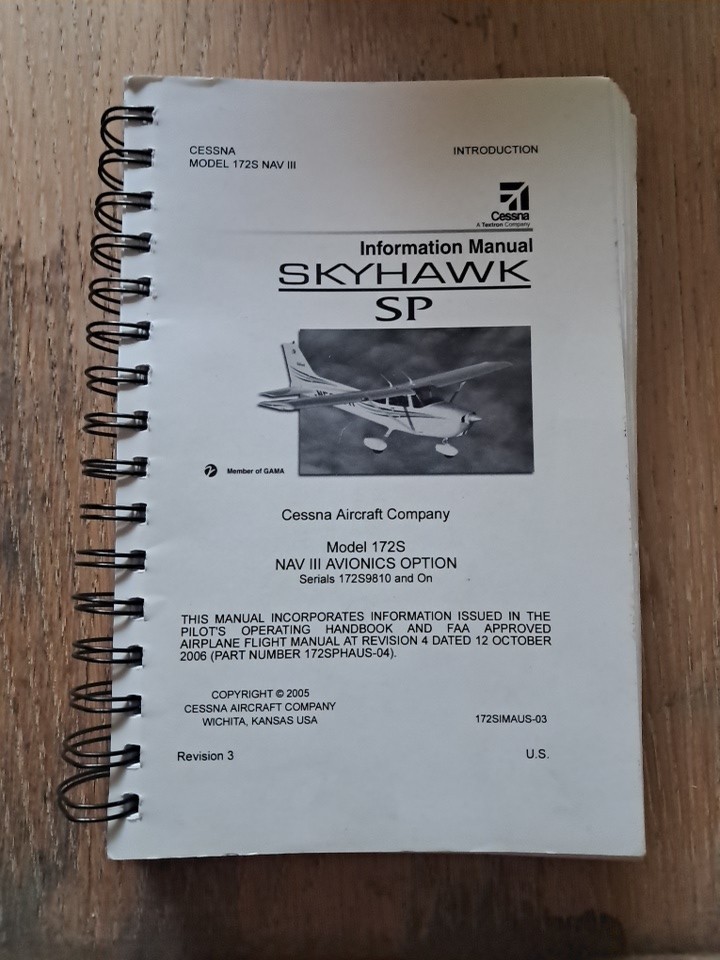 172S NAV III Cessna Skyhawk SP Information Manual Book