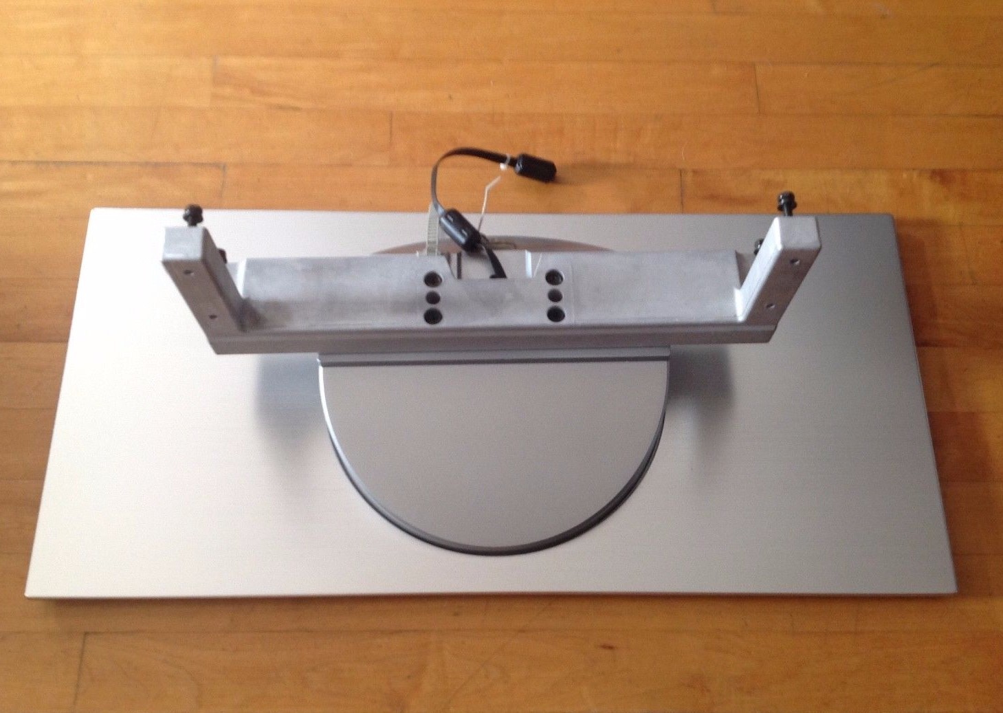 HITACHI LCD SILVER TV BASE STAND MODEL 32HDL51 WITH 4 SCREWS Included