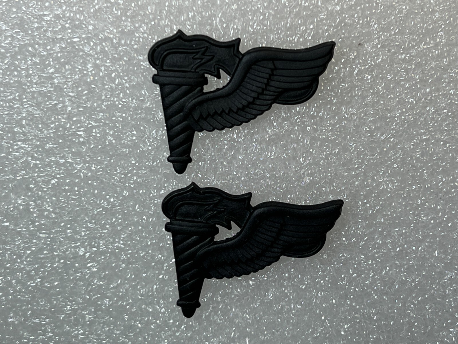 US ARMY ISSUE BLACK SUBDUED REGULATION PAIR (2EA) PATHFINDER BADGE W/HALLMARK