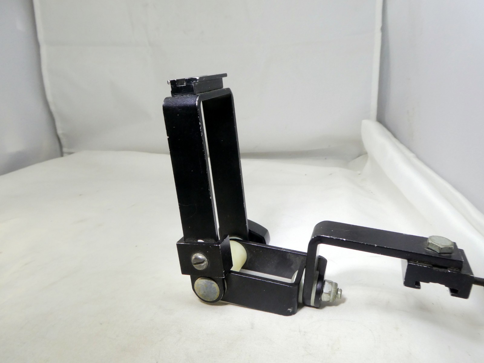Flash adapter for the tripod or bracket