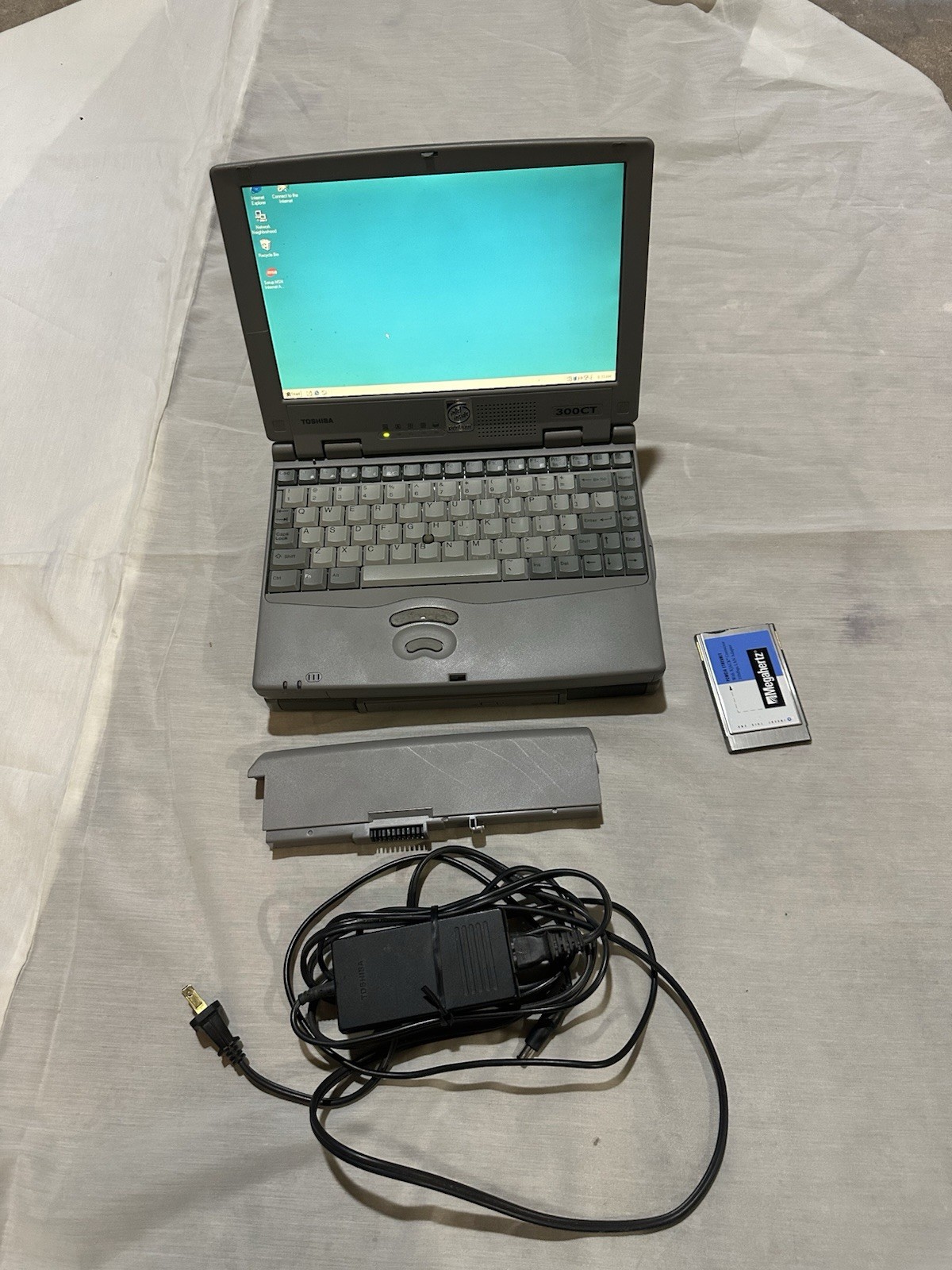 Toshiba Portege 300CT 32mb Ram 8gb HDD 133Mhz Docking Station CD Working