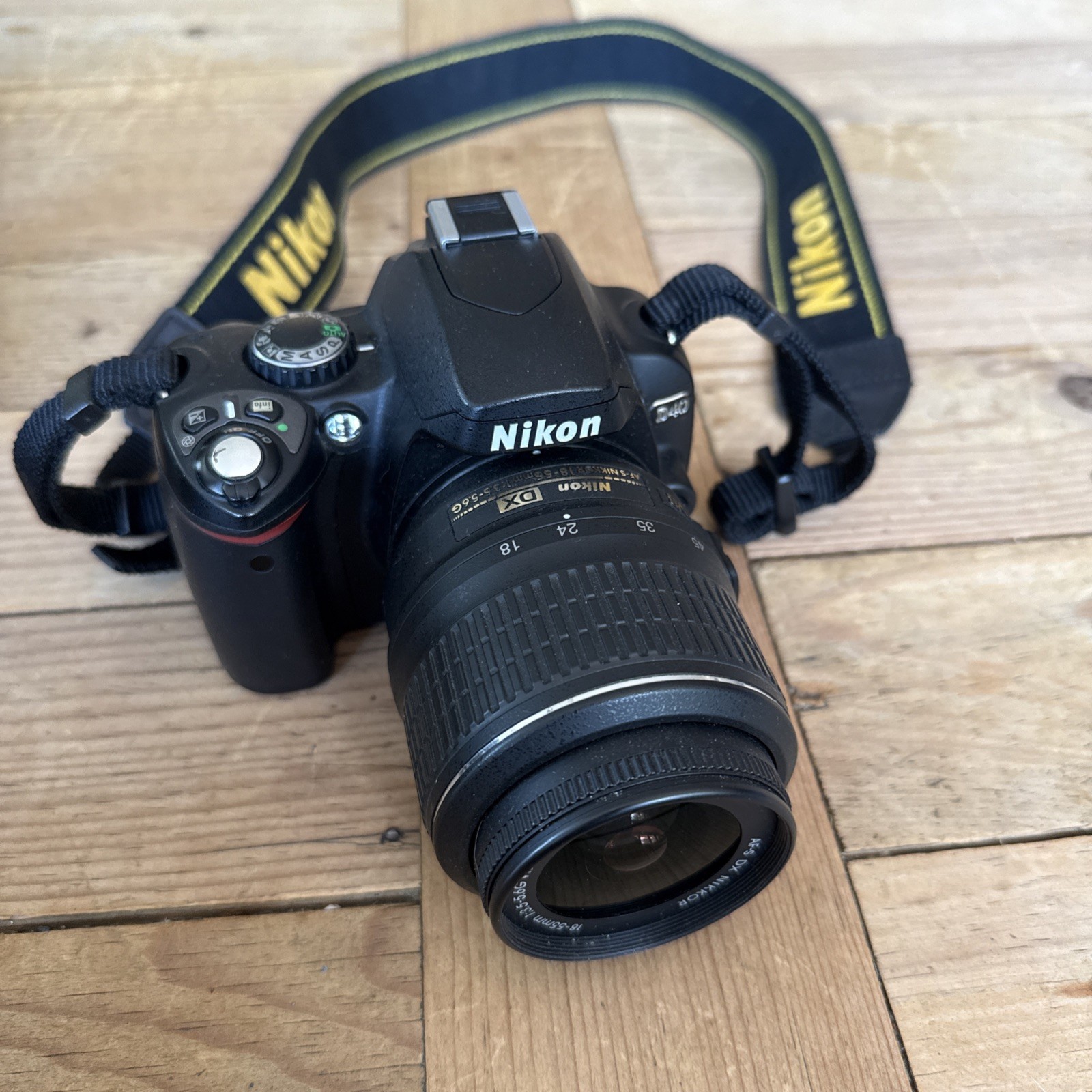 Nikon D D40 6.1MP Digital SLR Camera - Black (Kit w/ AF-S DX 18-55mm Lens)